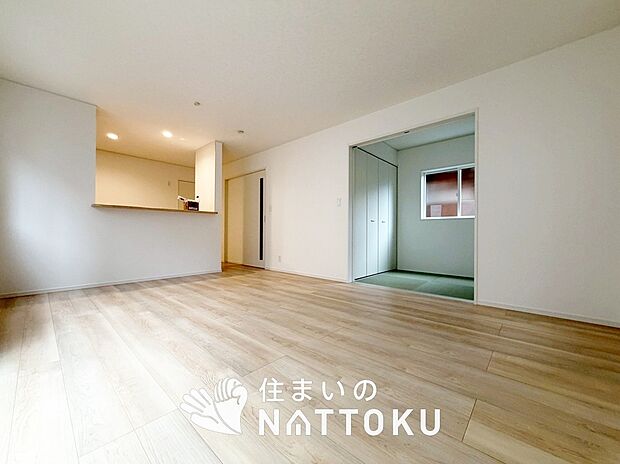 現地写真（リビング）
フローリング材には、木目、色調など木材特有の風合いがあり、ナチュラルな美しさになっています。