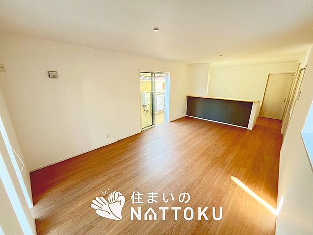 現地写真(リビング)
フローリング材には、木目、色調など木材特有の風合いがあり、ナチュラルな美しさになっています。