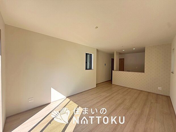 現地写真（リビング）
フローリング材には、木目、色調など木材特有の風合いがあり、ナチュラルな美しさになっています。
