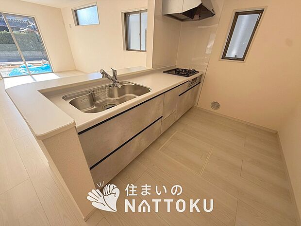 現地写真（キッチン）
収納たっぷりのシステムキッチン、浄水器付水栓を標準装備しています。