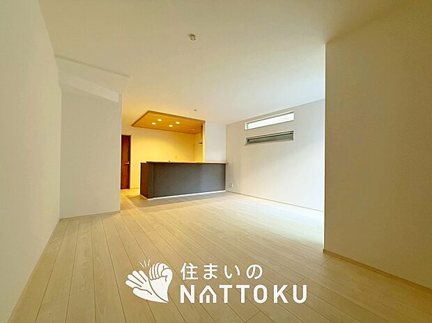 現地写真（リビング）
フローリング材には、木目、色調など木材特有の風合いがあり、ナチュラルな美しさになっています。
