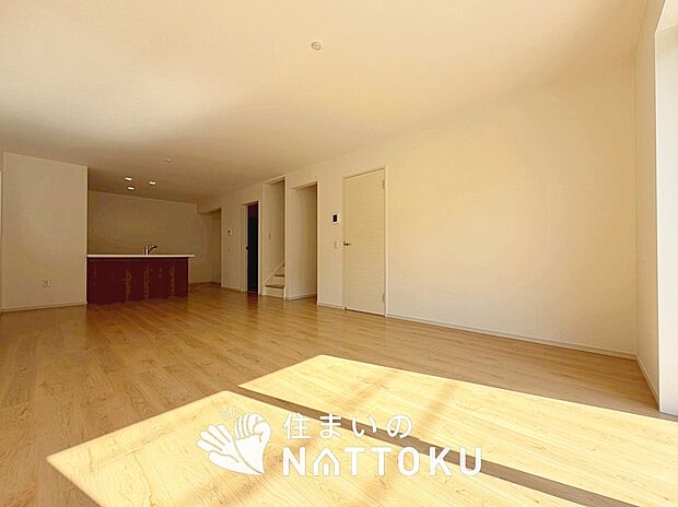 現地写真（リビング）
フローリング材には、木目、色調など木材特有の風合いがあり、ナチュラルな美しさになっています。