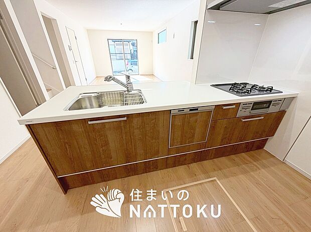 現地写真（キッチン）
収納たっぷりのシステムキッチン、浄水器付水栓を標準装備しています。