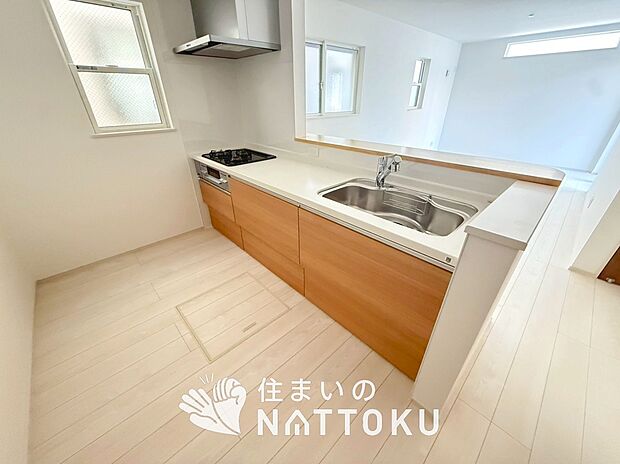 現地写真（キッチン）
収納たっぷりのシステムキッチン、浄水器付水栓を標準装備しています。
