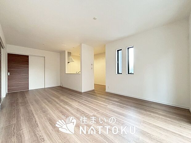 現地写真（リビング）
フローリング材には、木目、色調など木材特有の風合いがあり、ナチュラルな美しさになっています。
