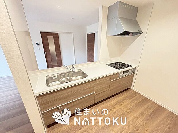 現地写真（キッチン）
収納たっぷりのシステムキッチン、浄水器付水栓を標準装備しています。
