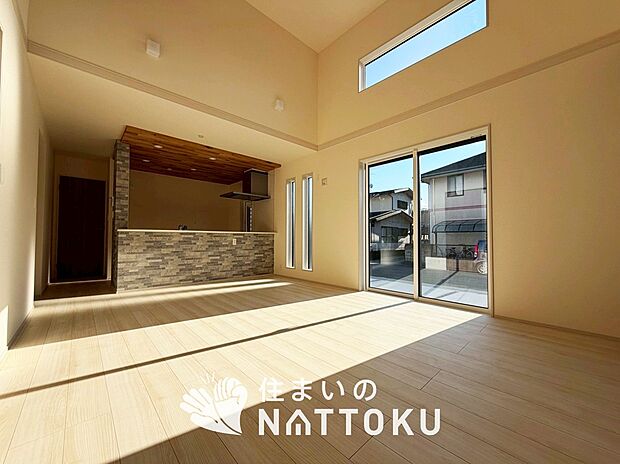 現地写真(リビング)
フローリング材には、木目、色調など木材特有の風合いがあり、ナチュラルな美しさになっています。