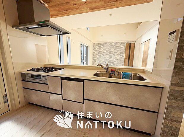 現地写真(キッチン)
収納たっぷりのシステムキッチン、浄水器付水栓を標準装備しています。