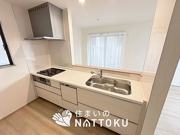 現地写真（キッチン）
収納たっぷりのシステムキッチン、浄水器付水栓を標準装備しています。
