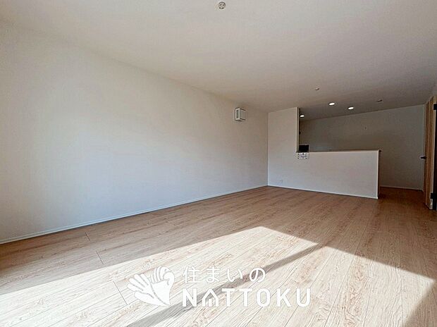 現地写真(リビング)
フローリング材には、木目、色調など木材特有の風合いがあり、ナチュラルな美しさになっています。