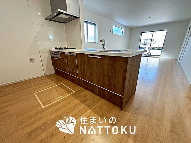 現地写真（キッチン）
収納たっぷりのシステムキッチン、浄水器付水栓を標準装備しています。