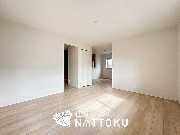 現地写真（リビング）
フローリング材には、木目、色調など木材特有の風合いがあり、ナチュラルな美しさになっています。