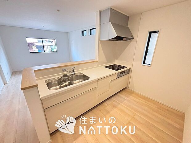 現地写真（キッチン）
収納たっぷりのシステムキッチン、浄水器付水栓を標準装備しています。
