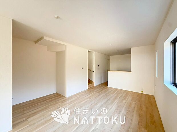 現地写真（リビング）
フローリング材には、木目、色調など木材特有の風合いがあり、ナチュラルな美しさになっています。
