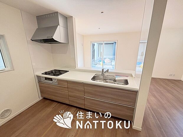 現地写真（キッチン）
収納たっぷりのシステムキッチン、浄水器付水栓を標準装備しています。
