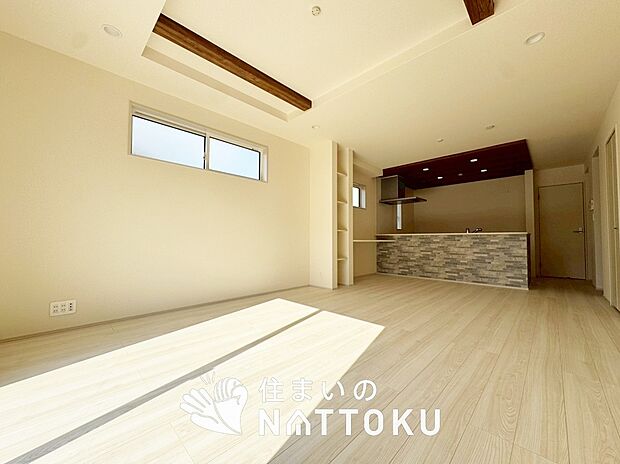 現地写真（リビング）
フローリング材には、木目、色調など木材特有の風合いがあり、ナチュラルな美しさになっています。
