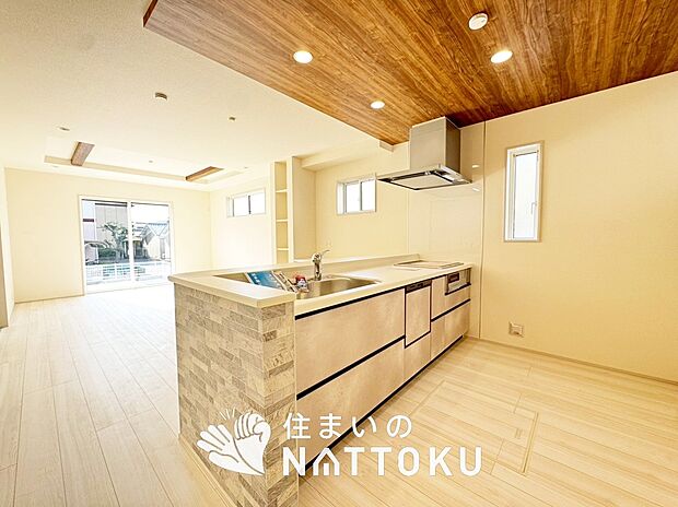 現地写真（キッチン）
収納たっぷりのシステムキッチン、浄水器付水栓を標準装備しています。
