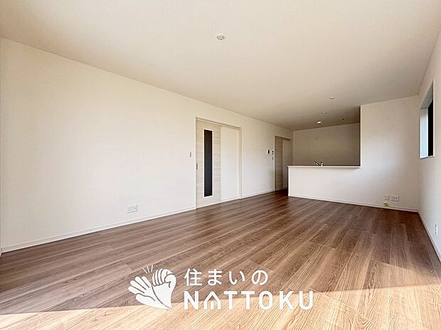 現地写真（リビング）
フローリング材には、木目、色調など木材特有の風合いがあり、ナチュラルな美しさになっています。
