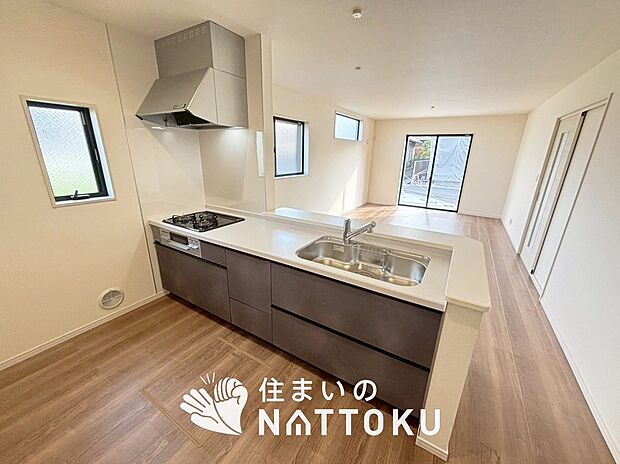 現地写真（キッチン）
収納たっぷりのシステムキッチン、浄水器付水栓を標準装備しています。
