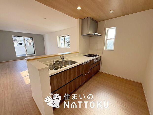 現地写真（キッチン）
収納たっぷりのシステムキッチン、浄水器付水栓を標準装備しています。
