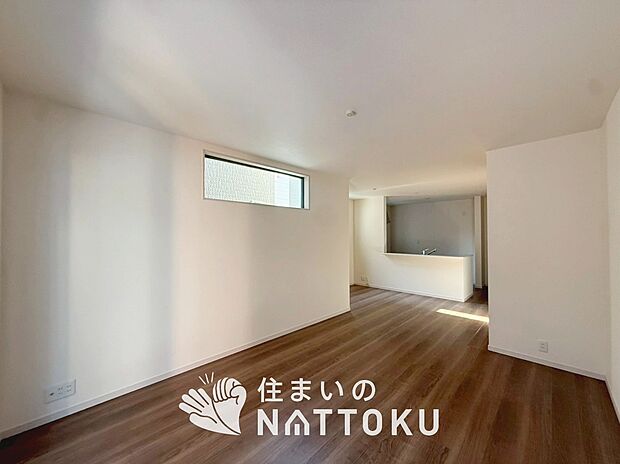 現地写真（リビング）
フローリング材には、木目、色調など木材特有の風合いがあり、ナチュラルな美しさになっています。
