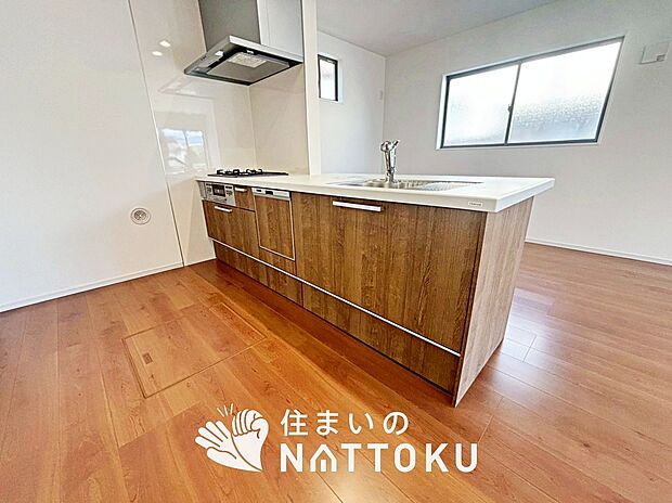 現地写真（キッチン）
収納たっぷりのシステムキッチン、浄水器付水栓を標準装備しています。