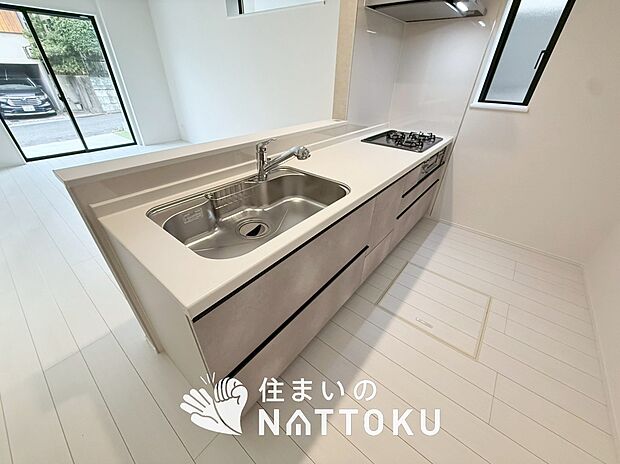 現地写真（キッチン）
収納たっぷりのシステムキッチン、浄水器付水栓を標準装備しています。
