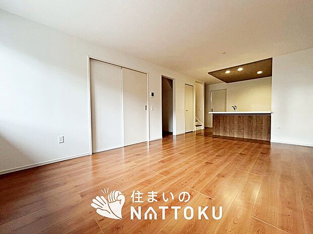 現地写真（リビング）
フローリング材には、木目、色調など木材特有の風合いがあり、ナチュラルな美しさになっています。
