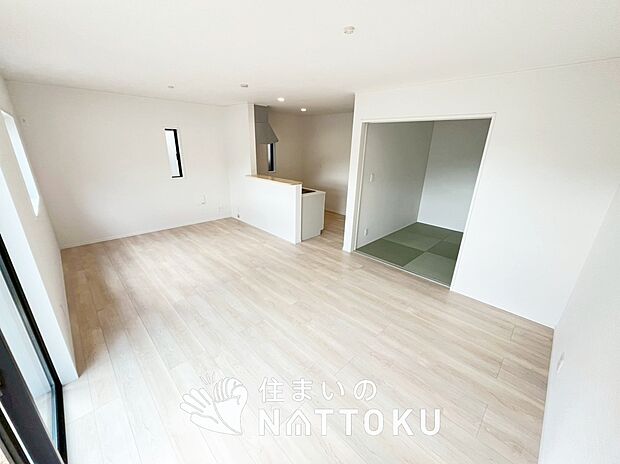 現地写真(リビング)
フローリング材には、木目、色調など木材特有の風合いがあり、ナチュラルな美しさになっています。