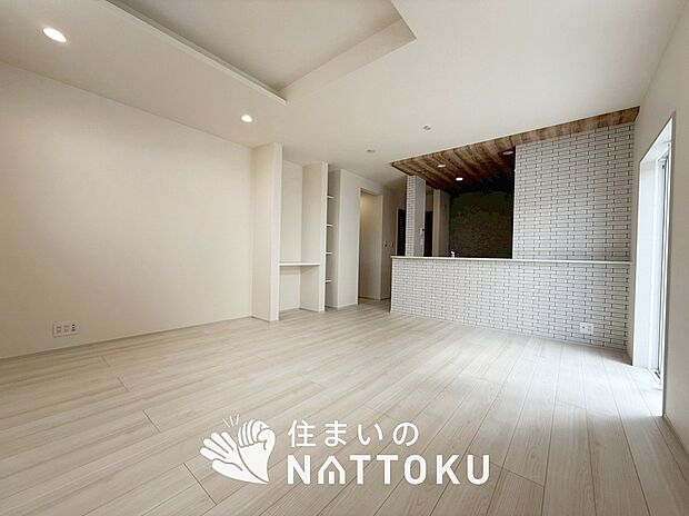 現地写真（リビング）
フローリング材には、木目、色調など木材特有の風合いがあり、ナチュラルな美しさになっています。
