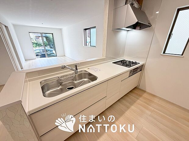 現地写真（キッチン）
収納たっぷりのシステムキッチン、浄水器付水栓を標準装備しています。
