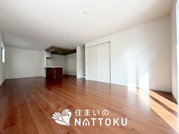 現地写真（リビング）
フローリング材には、木目、色調など木材特有の風合いがあり、ナチュラルな美しさになっています。