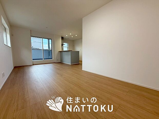 現地写真(リビング)
フローリング材には、木目、色調など木材特有の風合いがあり、ナチュラルな美しさになっています。