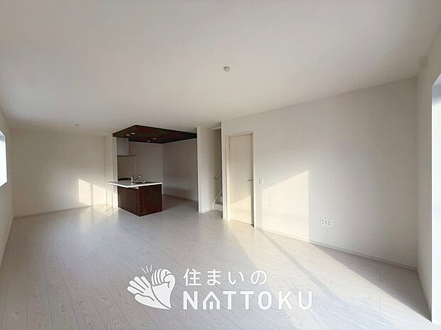 現地写真（リビング）
フローリング材には、木目、色調など木材特有の風合いがあり、ナチュラルな美しさになっています。
