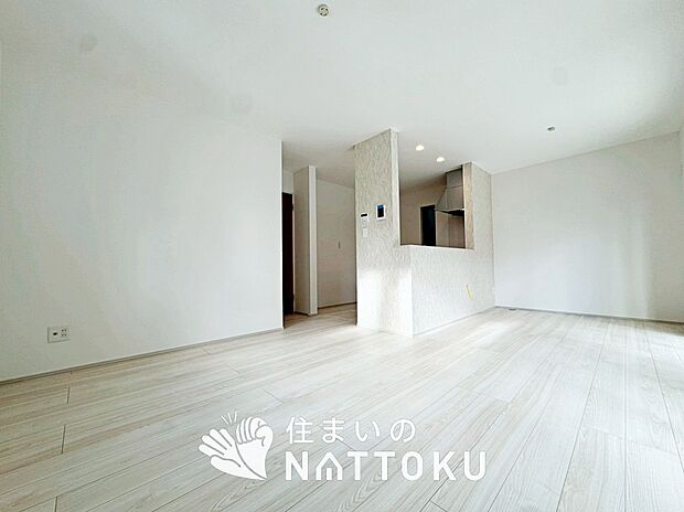 現地写真（リビング）
フローリング材には、木目、色調など木材特有の風合いがあり、ナチュラルな美しさになっています。
