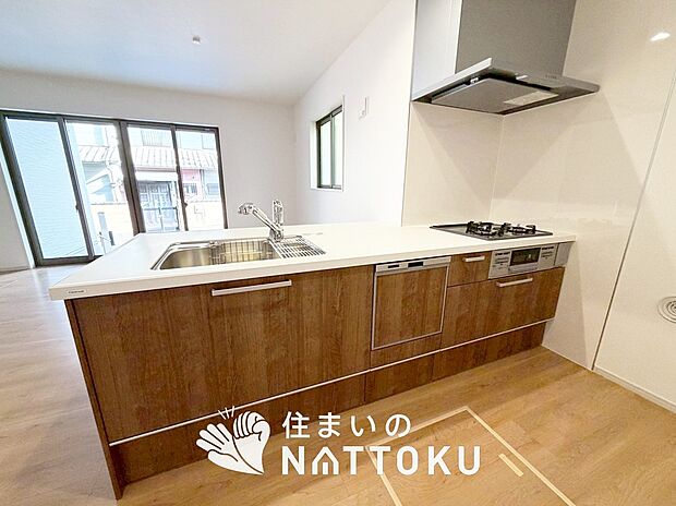 現地写真（キッチン）
収納たっぷりのシステムキッチン、浄水器付水栓を標準装備しています。