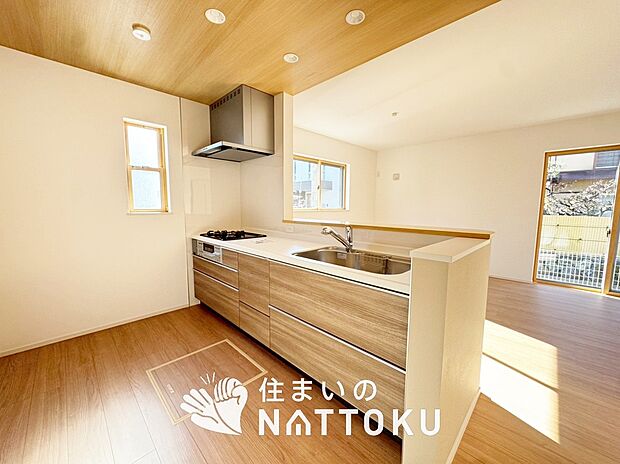 現地写真（キッチン）
収納たっぷりのシステムキッチン、浄水器付水栓を標準装備しています。