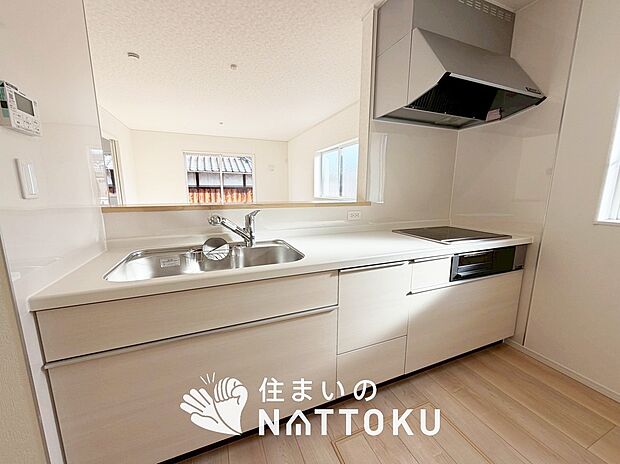 現地写真（キッチン）
収納たっぷりのシステムキッチン、浄水器付水栓を標準装備しています。