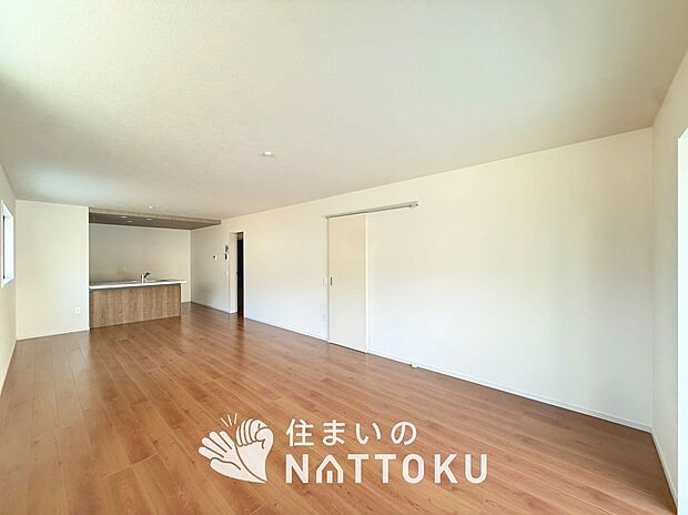 現地写真（リビング）
フローリング材には、木目、色調など木材特有の風合いがあり、ナチュラルな美しさになっています。