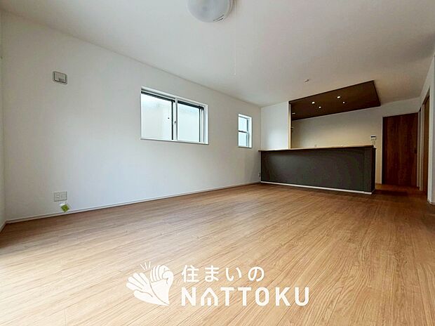 現地写真（リビング）
フローリング材には、木目、色調など木材特有の風合いがあり、ナチュラルな美しさになっています。