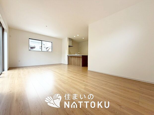 現地写真（リビング）
フローリング材には、木目、色調など木材特有の風合いがあり、ナチュラルな美しさになっています。