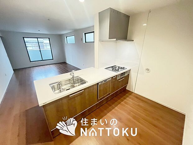 現地写真（キッチン）
収納たっぷりのシステムキッチン、浄水器付水栓を標準装備しています。
