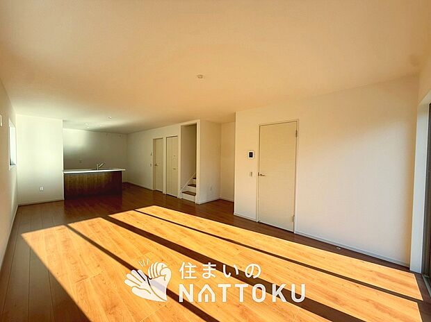 現地写真（リビング）
フローリング材には、木目、色調など木材特有の風合いがあり、ナチュラルな美しさになっています。
