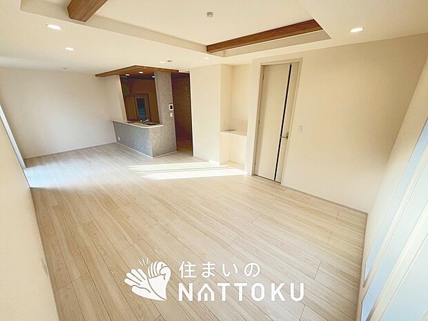 現地写真(リビング)
フローリング材には、木目、色調など木材特有の風合いがあり、ナチュラルな美しさになっています。