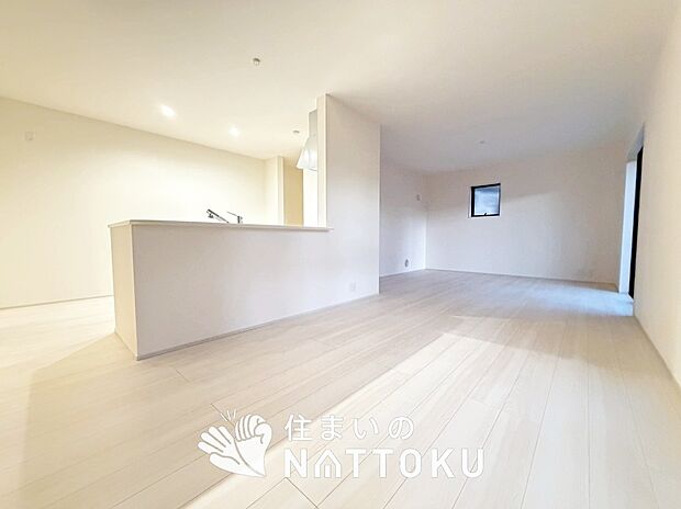 現地写真(リビング)
フローリング材には、木目、色調など木材特有の風合いがあり、ナチュラルな美しさになっています。