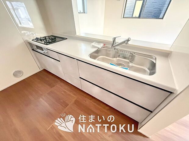 現地写真(キッチン)
収納たっぷりのシステムキッチン、浄水器付水栓を標準装備しています。