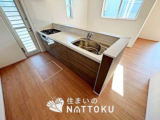 現地写真(キッチン)
収納たっぷりのシステムキッチン、浄水器付水栓を標準装備しています。