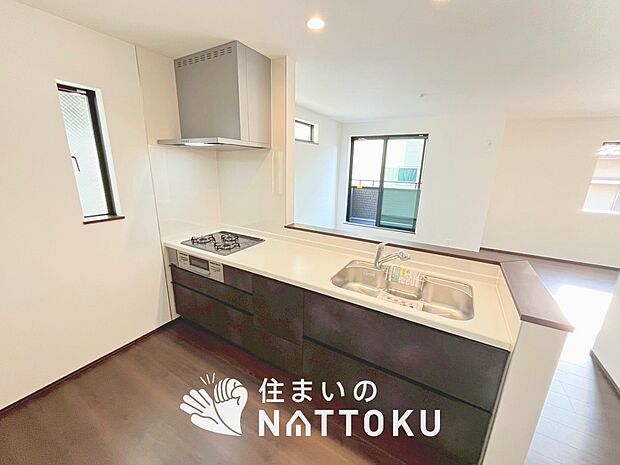 現地写真(キッチン)
収納たっぷりのシステムキッチン、浄水器付水栓を標準装備しています。