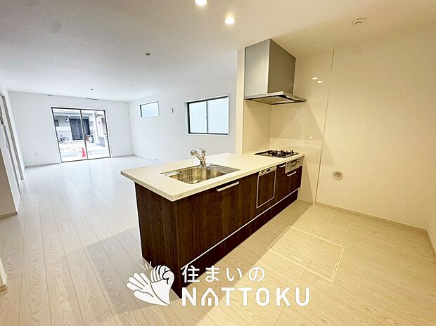 現地写真(キッチン)
収納たっぷりのシステムキッチン、浄水器付水栓を標準装備しています。