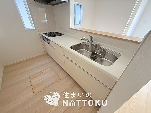現地写真(キッチン)
収納たっぷりのシステムキッチン、浄水器付水栓を標準装備しています。